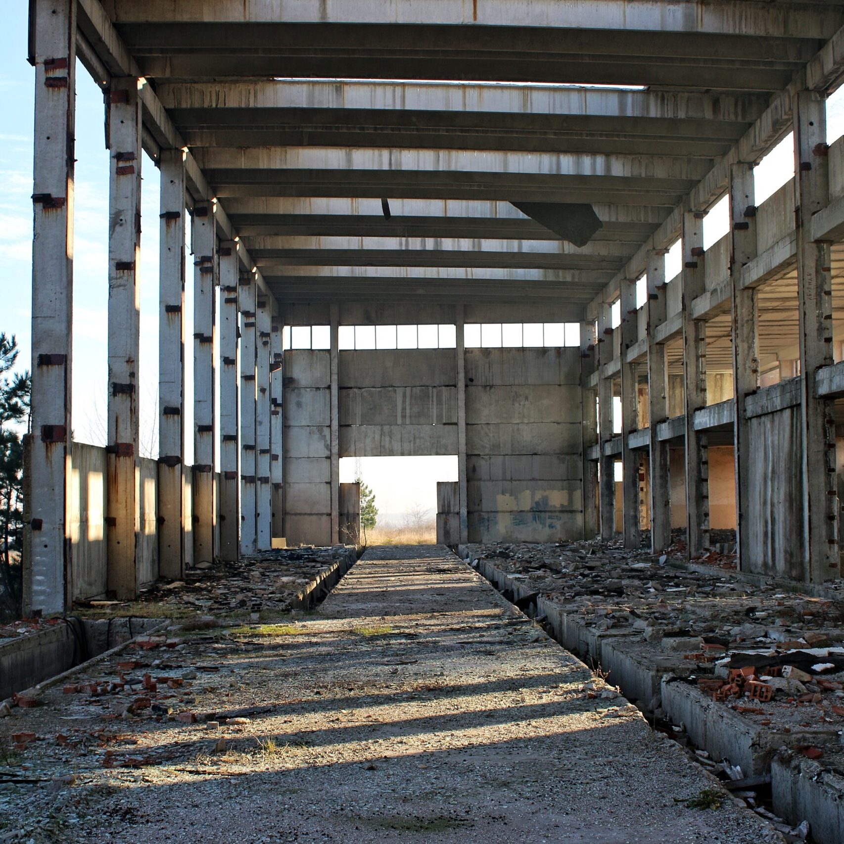 Verlassene Industriehalle für Schrottabbau – M&S Schrotthandel Nauen Verlassene Industriehalle in Nauen, bereit für Schrottdemontage durch M&S Schrotthandel GbR