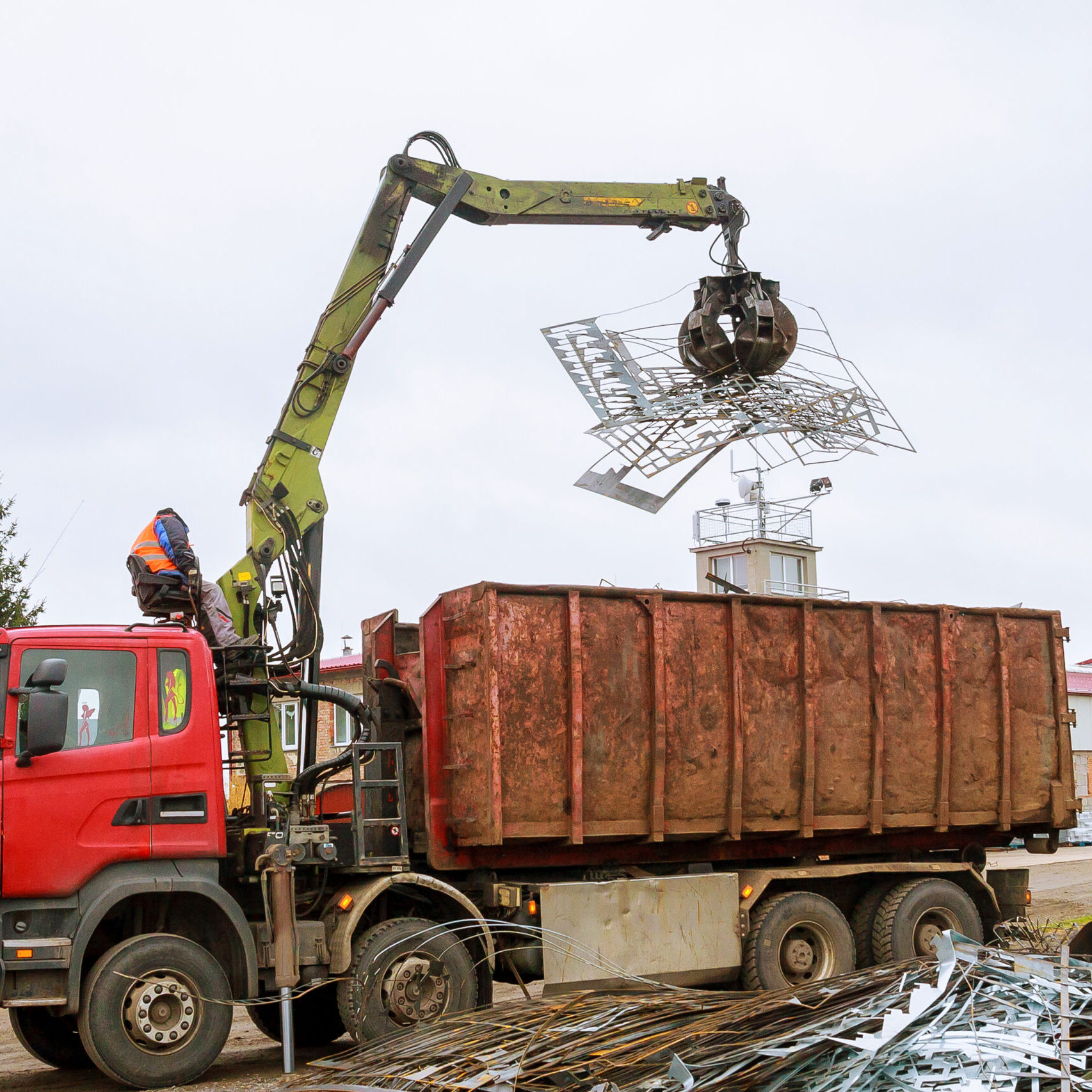 Schrottabholung in Nauen – M&S Schrotthandel GbR mit mobiler Abholung vor Ort Mobiler Kran auf LKW bei Schrottabholung in Nauen – M&S Schrotthandel lädt Metallreste für Recycling auf